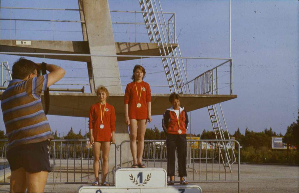 85-26  1985 г.  Награждение победителей. Р.Закамскова (1 место), Н.Пушкарёва (2 место). Матч СССР-ГДР-Франция. Франция.