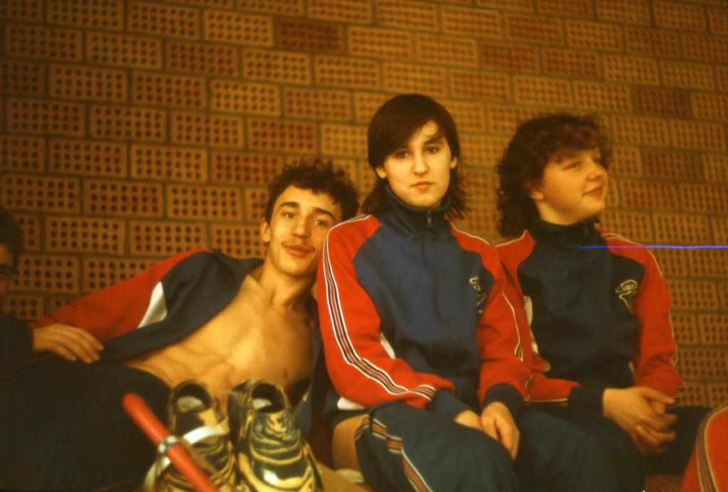 87-10  1987 г.  О.Дроздов, Н.Серазетдинова, В.Толстолес в ожидании стартов. Международные соревнования по плаванию в ластах. Либерец, ЧССР.