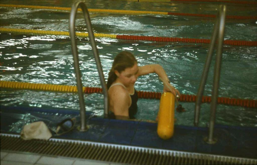 87-23  1987 г.  Т.Мельникова после финиша подводного плавания. Международные соревнования по плаванию в ластах. Либерец, ЧССР.