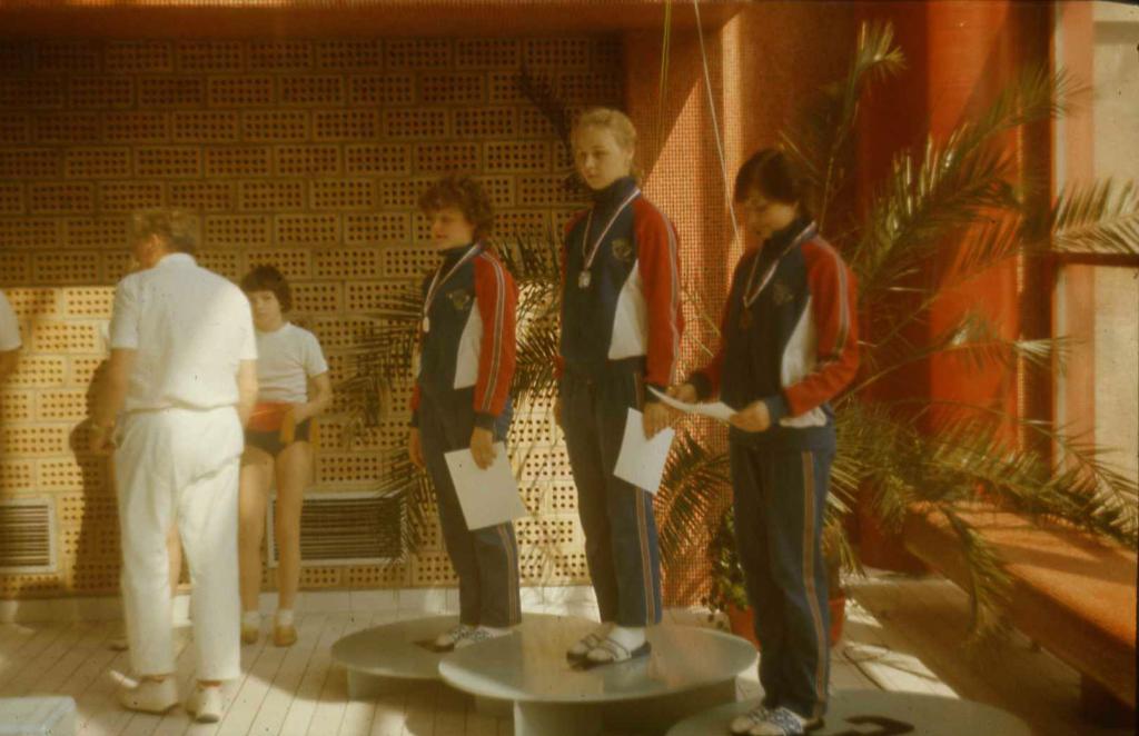 87-24  1987 г.  Весь пьедестал наш! В.Толстолес, Т.Мельникова, Н.Серазетдинова. Международные соревнования по плаванию в ластах. Либерец, ЧССР.