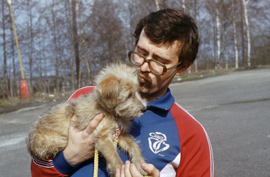 87-29  1987 г.  П.Тимченко отдыхает. Международные соревнования по плаванию в ластах. Либерец, ЧССР..JPG