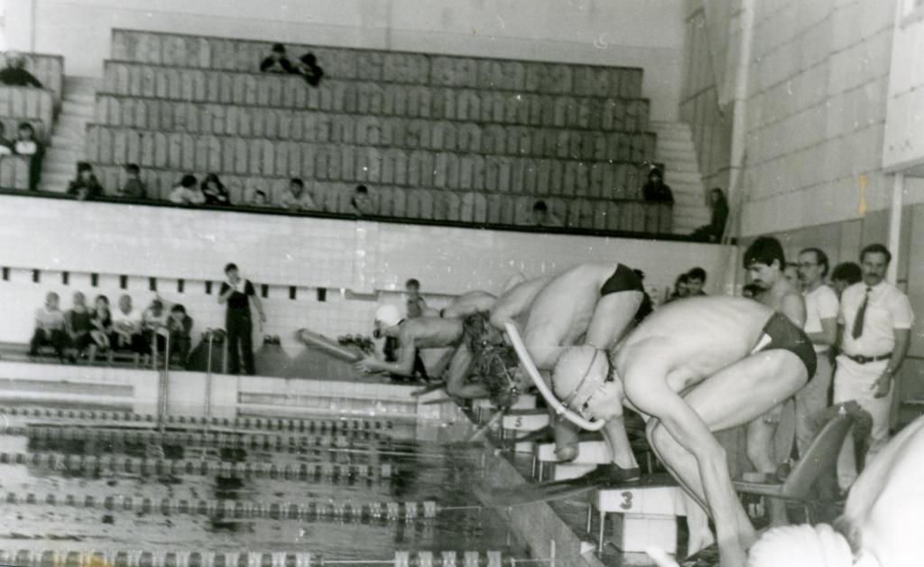 87-71  1987 г.  Старт сборного мужского заплыва. Позади стартующих Ю.Котов и Н.Юрга. Первенство Томской области. Томск.