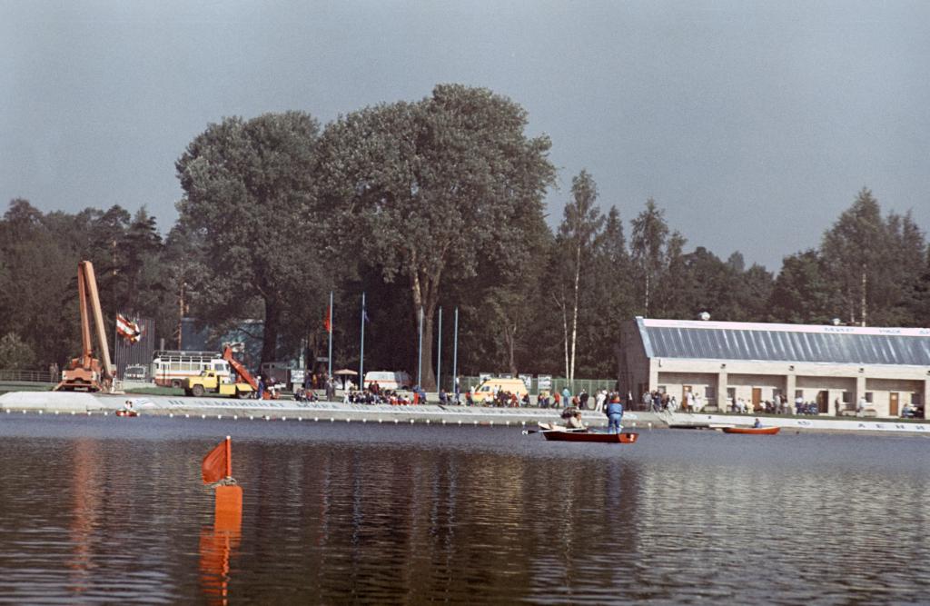 87-95  1987 г.  Часть дистанции. Буй и финишная линия. Чемпионат мира по подводному ориентированию. Ленинград..JPG