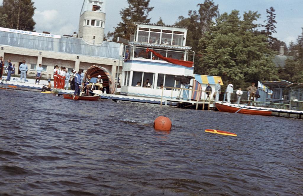87-96  1987 г.  Спортсмен заканчивает дистанцию. Чемпионат мира по подводному ориентированию. Ленинград..JPG