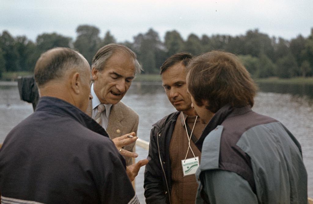 87-99  1987 г.  Президент спортивного комитета CMAS К.Кёрлл и В.Жданов. Чемпионат мира по подводному ориентированию. Ленинград..JPG