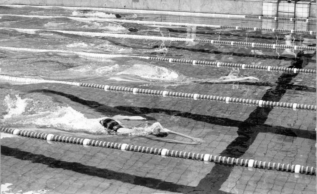 89-33  1989 г.  Заплыв участниц соревнований. XIII чемпионат Европы по плаванию в ластах. ДВС, Москва.