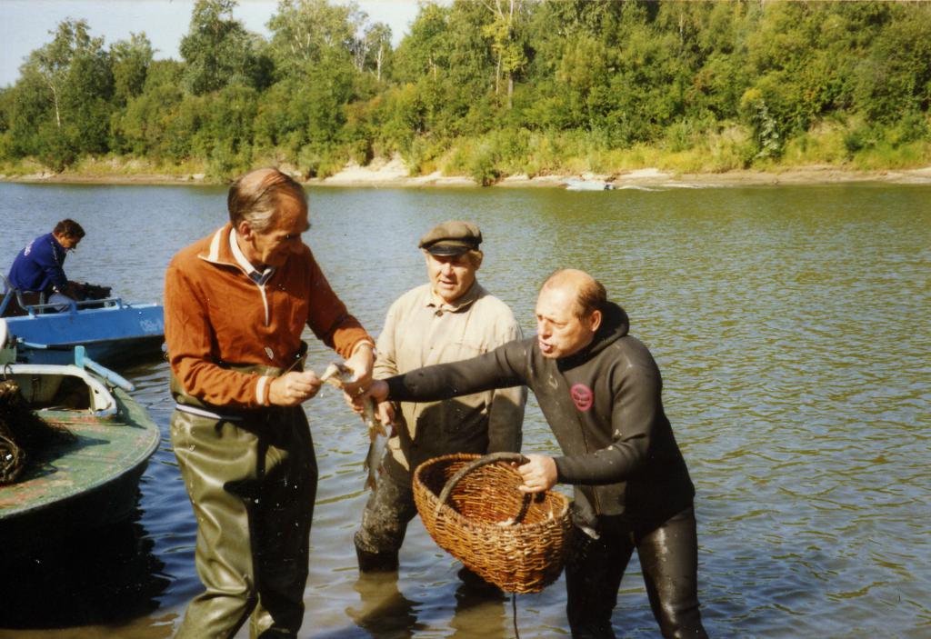 89-53  1989 г.  На рыбалке. К.-Х.Кёрлл и В.Б.Титов. Визит Президента спортивного комитета CMAS  К.-Х.Кёрлла в Томск. Близ Киреевска, река Обь.