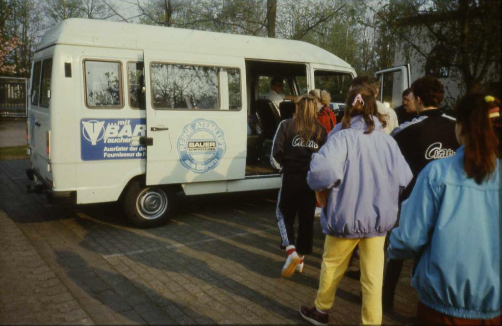 90-8    1990 г.  Команда СКАТ направляется к месту проведения  соревнования. Международные соревнования по плаванию в ластах. Варендорф, ФРГ.