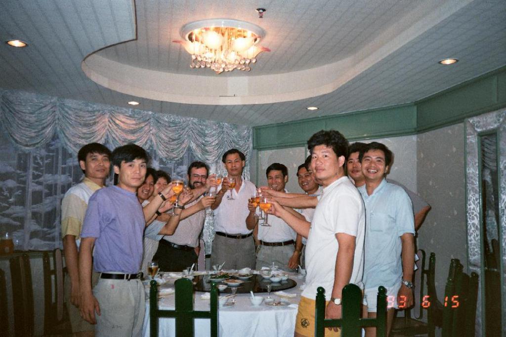 93-2    1993 г.  Китайские тренеры провожают П.В.Тимченко после окончания работы тренером. Гуанджоу, Китай.