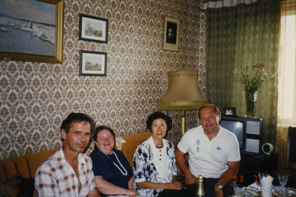 93-92  1993 г.  В.Жданов, Т.Титова, переводчица Ли, В.Титов. Томск.
