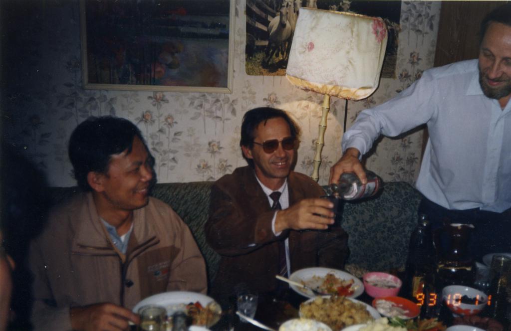 93-95  1993 г.  Тренер китайских спортсменов, В.Жданов, тренер СКАТа А.Шумков. Дома у А.Шумкова. Томск.