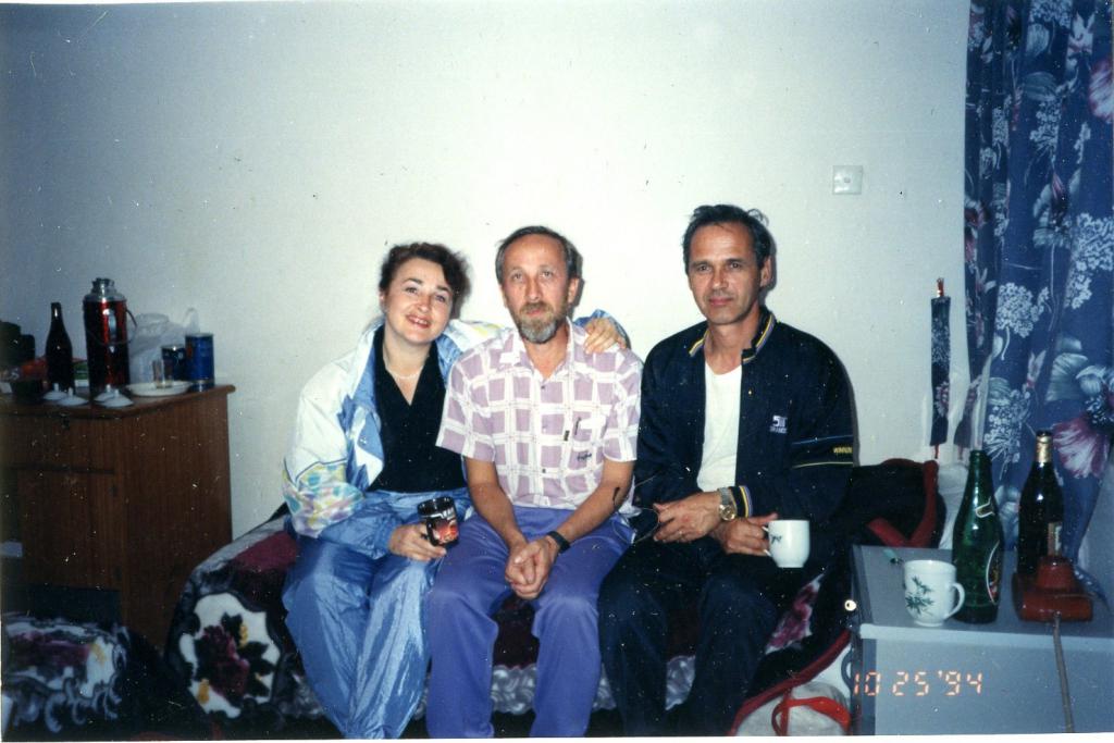 94-13  1994 г.  Л.Г.Шумкова, А.Д.Шумков, В.В.Жданов в гостинице. VII чемпионат мира. Дон-Гуан, Китай.