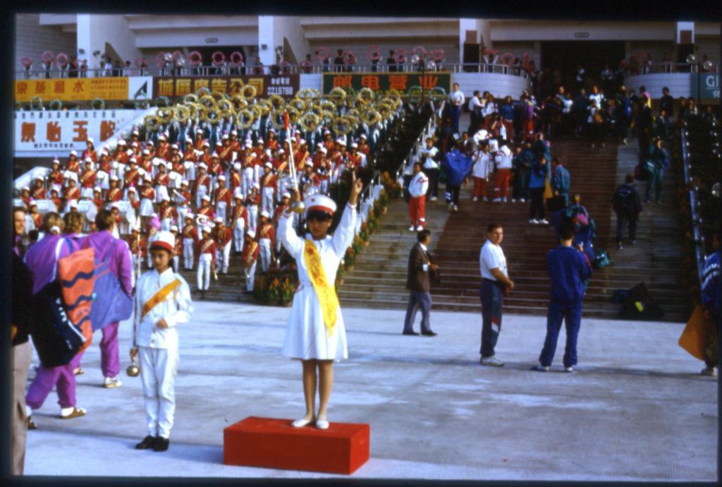 94-21  1994 г.  Открытие соревнований. Участники соревнований проходят в бассейн. VII чемпионат мира. Дон-Гуан, Китай.