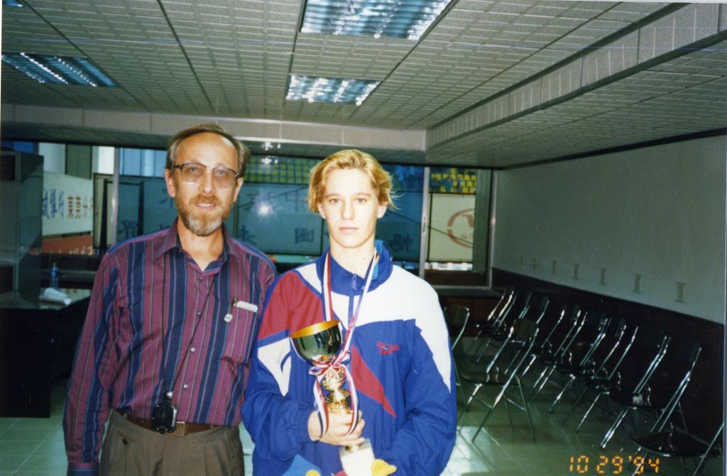 94-27  1994 г.  Тренер А.Д.Шумков и И.Егорушкина после награждения. VII чемпионат мира. Дон-Гуан, Китай.