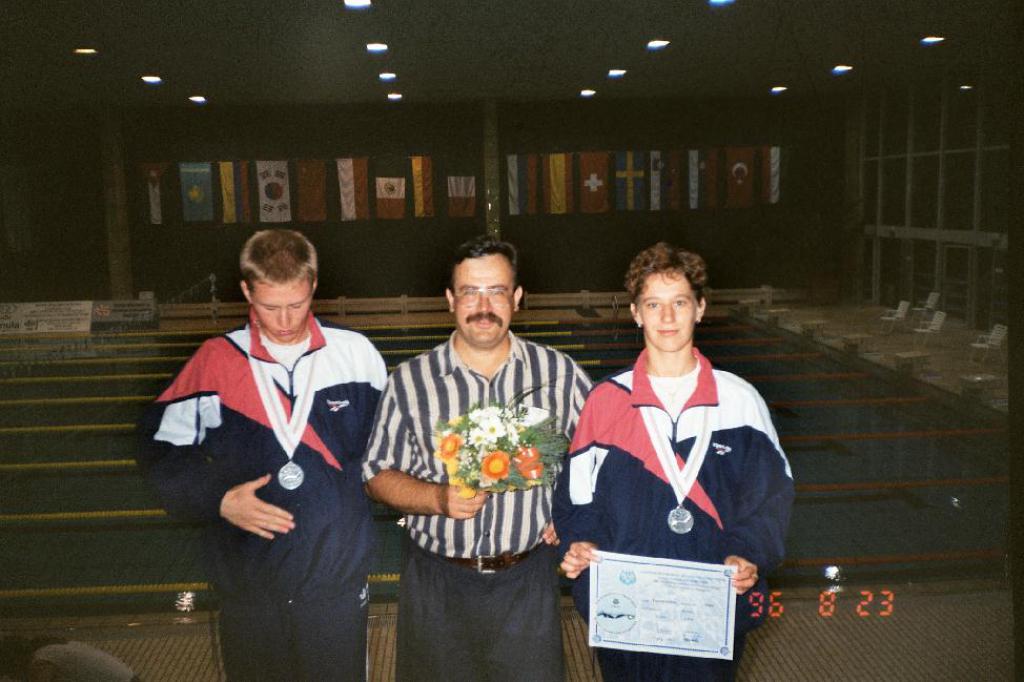 96-12  1996 г.  Тренер П.В.Тимченко с  серебряными призёрами М.Максимовым и И.Егорушкиной. VIII чемпионат  мира. Дунайварош, Венгрия.