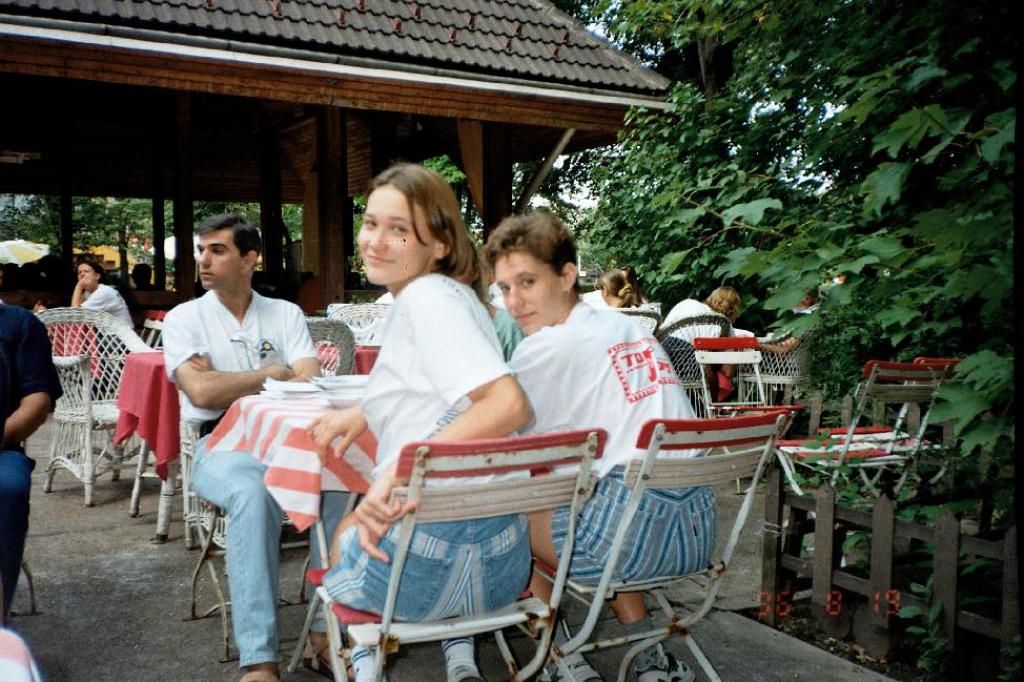 96-21  1996 г.  М.Купрессова и И.Егорушкина отдыхают. VIII чемпионат  мира. Дунайварош, Венгрия.
