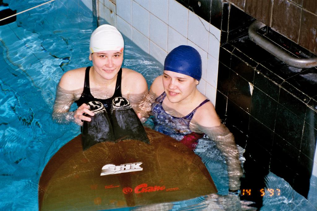 97-44  1997 г.   М.Купрессова, Ю.Чирикова. На тренировке перед соревнованиями. Чемпионат России, Тула.
