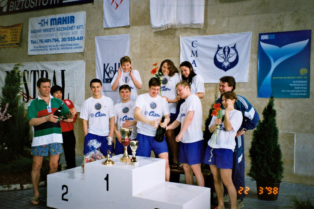 98-25  1998 г. Ликование спортсменов СКАТа. IV клубный чемпионат Европы по плаванию в ластах (Кубок  CMAS).  Кечкемет, Венгрия.