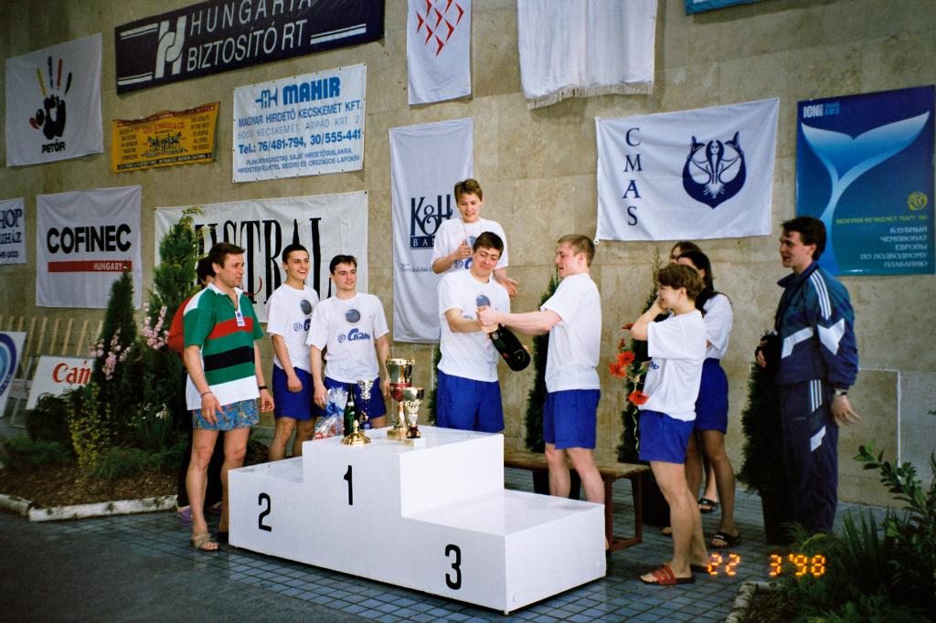 98-26  1998 г. Ликование спортсменов СКАТа. IV клубный чемпионат Европы по плаванию в ластах (Кубок  CMAS).  Кечкемет, Венгрия.