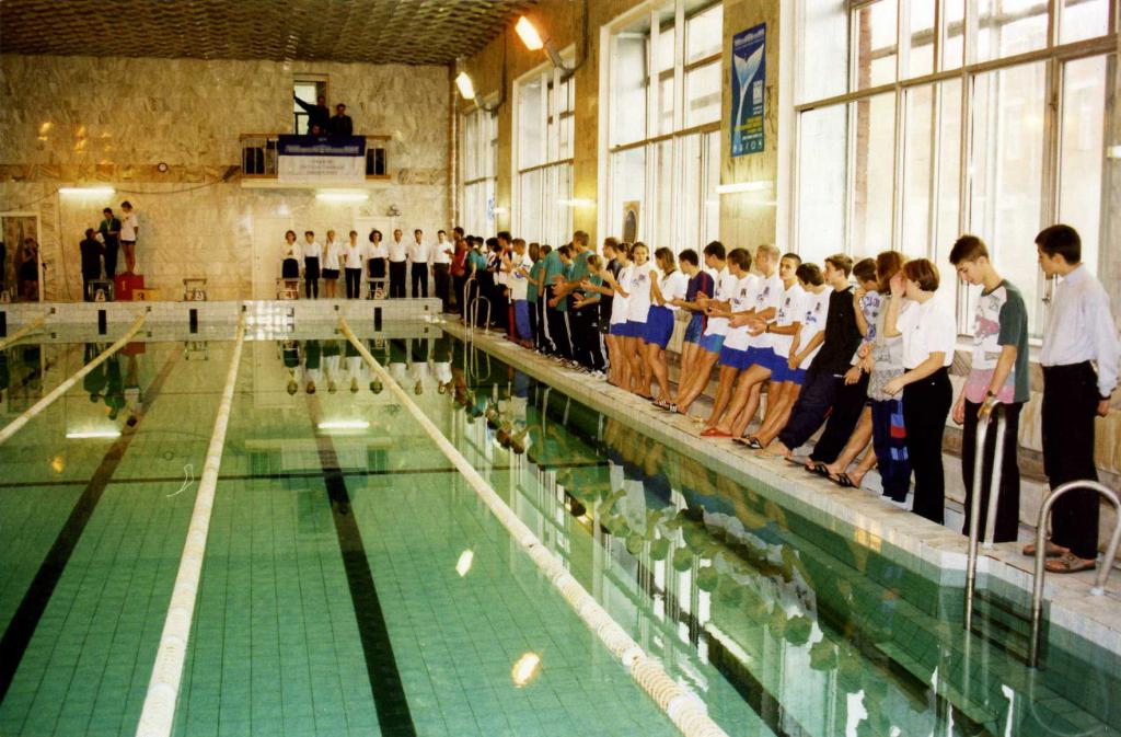 98-4    1998 г.  Награждение победителей. Открытый чемпионат ТГУ. Бассейн ТГУ, Томск.