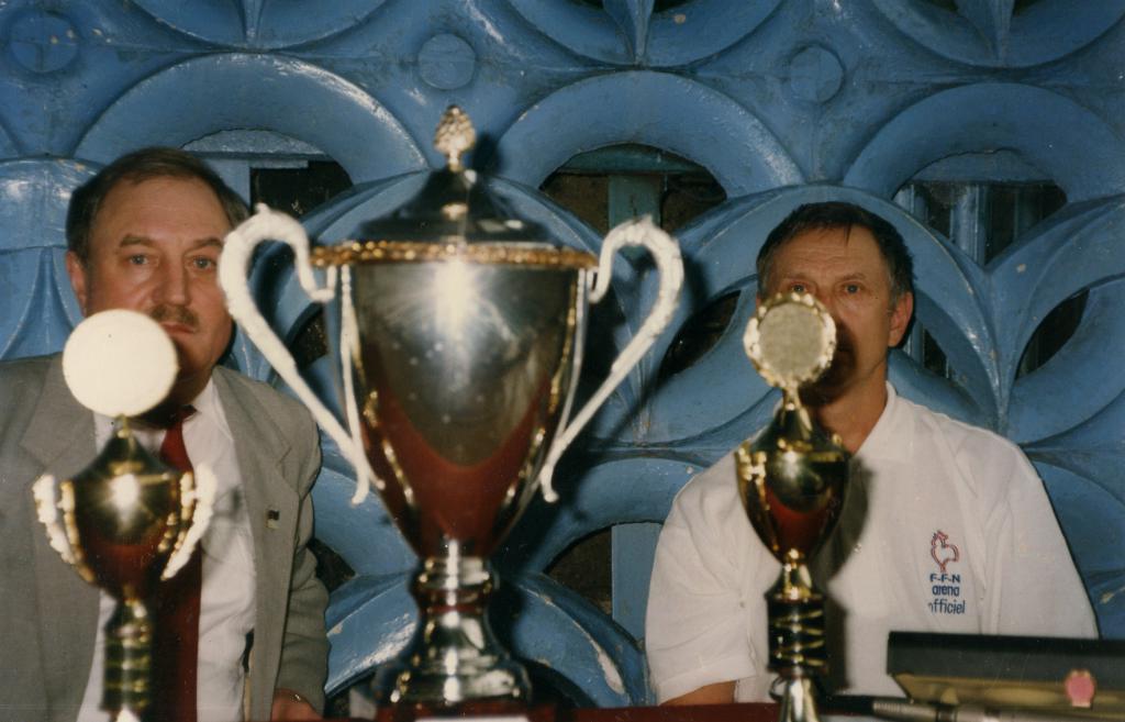 98-71  1998 г.  Гл.судья Н.И.Юрга и Ю.Н.Каразаев с кубками. Соревнования на Кубок России (Памяти Покрышкина).  Бассейн Альбатрос, Омск.