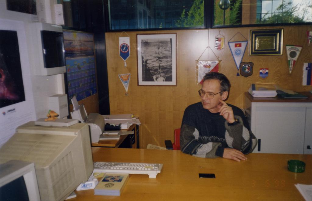 99-28  1999 г.  В.В.Жданов ждёт встречи в резиденции CMAS. V клубный чемпионат Европы по плаванию в ластах (Кубок  CMAS). Рим, Италия.