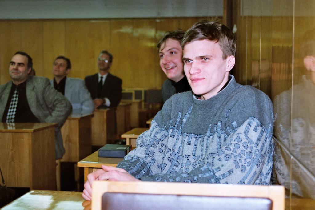 99-33  1999 г.  Е.Воропай. Напутствие спортсменов перед сезоном. Белый дом, Томск.