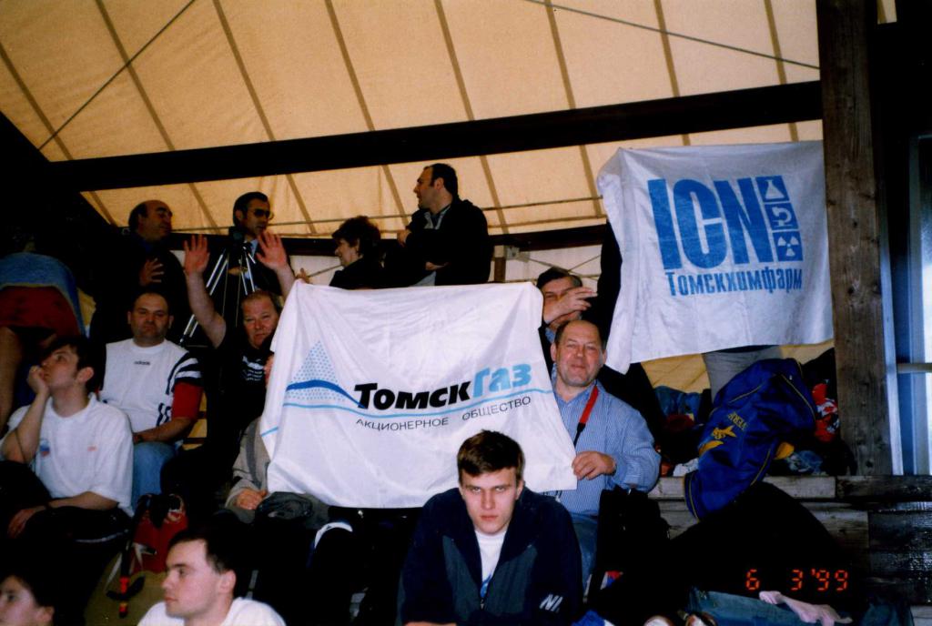99-3    1999 г.  Болельщики на трибунах, флаги спонсоров СКАТа. V клубный чемпионат Европы по плаванию в ластах (Кубок  CMAS). Рим, Италия.