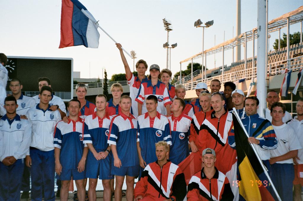 99-52  1999 г.  В составе сборной России М.Максимов, С.Ахапов, О.Кийко, И.Егорушкина (с флагом), М.Купрессова. ХVIII чемпионат Европы. Афины, Греция.