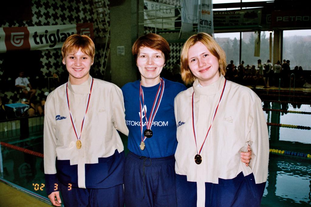 02-27  2002 г.  Т.Вяткина, врач М.Н.Солдатская, С.Сорокина. Открытый кубок Европы. Марибор, Словения.