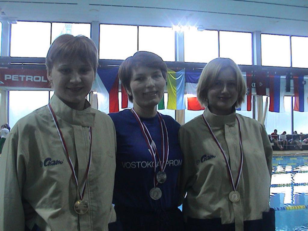 02-28  2002 г.  Т.Вяткина, врач М.Н.Солдатская, С.Сорокина. Открытый кубок Европы. Марибор, Словения. (2)