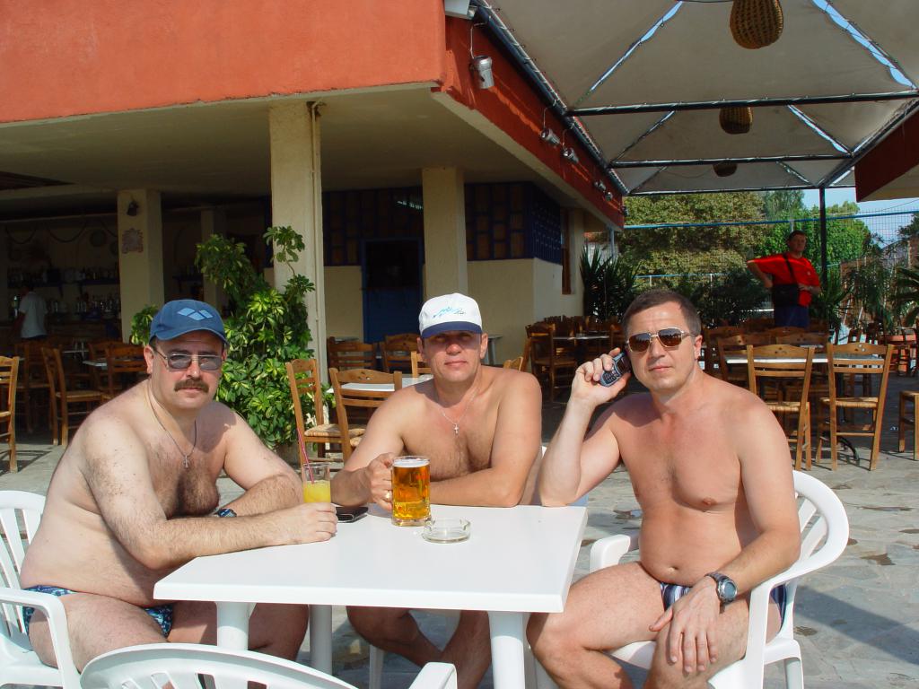 02-53  2002 г.  Отдых тренеров. П.В.Тимченко, С.А.Гранкин, А.Е.Андронов. XI чемпионат мира. Патра, Греция..JPG