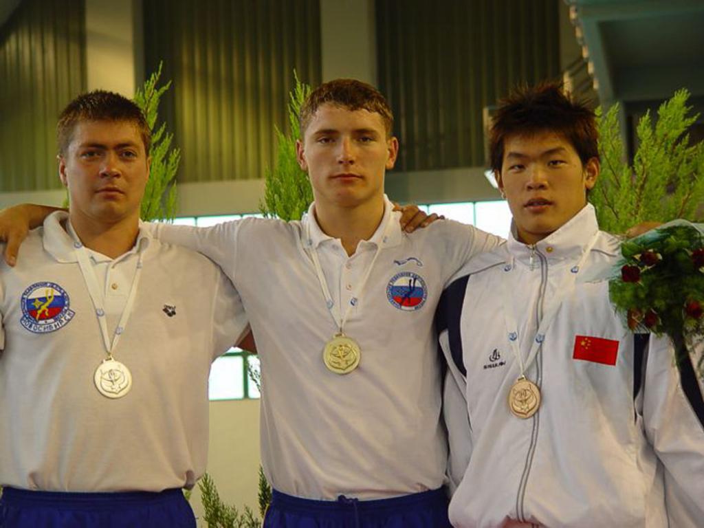 02-70  2002 г.  С.Ахапов, Е.Скорженко на пьедестале почёта. XI чемпионат мира. Патра, Греция.
