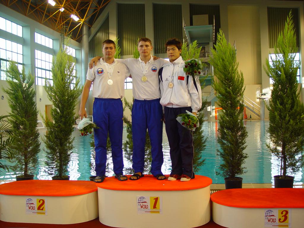 02-71  2002 г.  С.Ахапов, Е.Скорженко на пьедестале почёта. XI чемпионат мира. Патра, Греция..JPG
