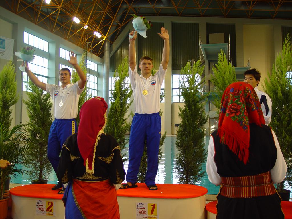 02-72  2002 г.  С.Ахапов, Е.Скорженко на пьедестале почёта. XI чемпионат мира. Патра, Греция..JPG