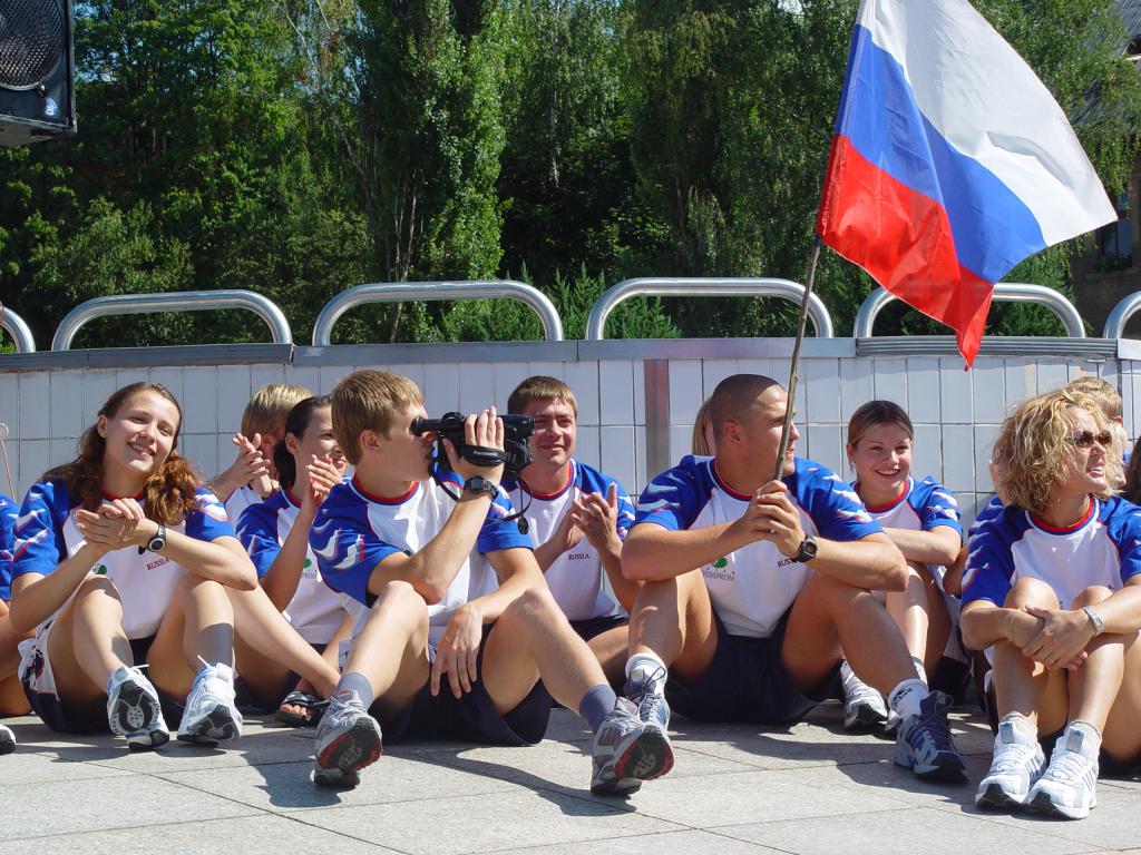 03-76  2003 г.  В ожидании начала церемонии. В центре С.Ахапов. Чемпионат Европы. Либерец, Чехия..JPG