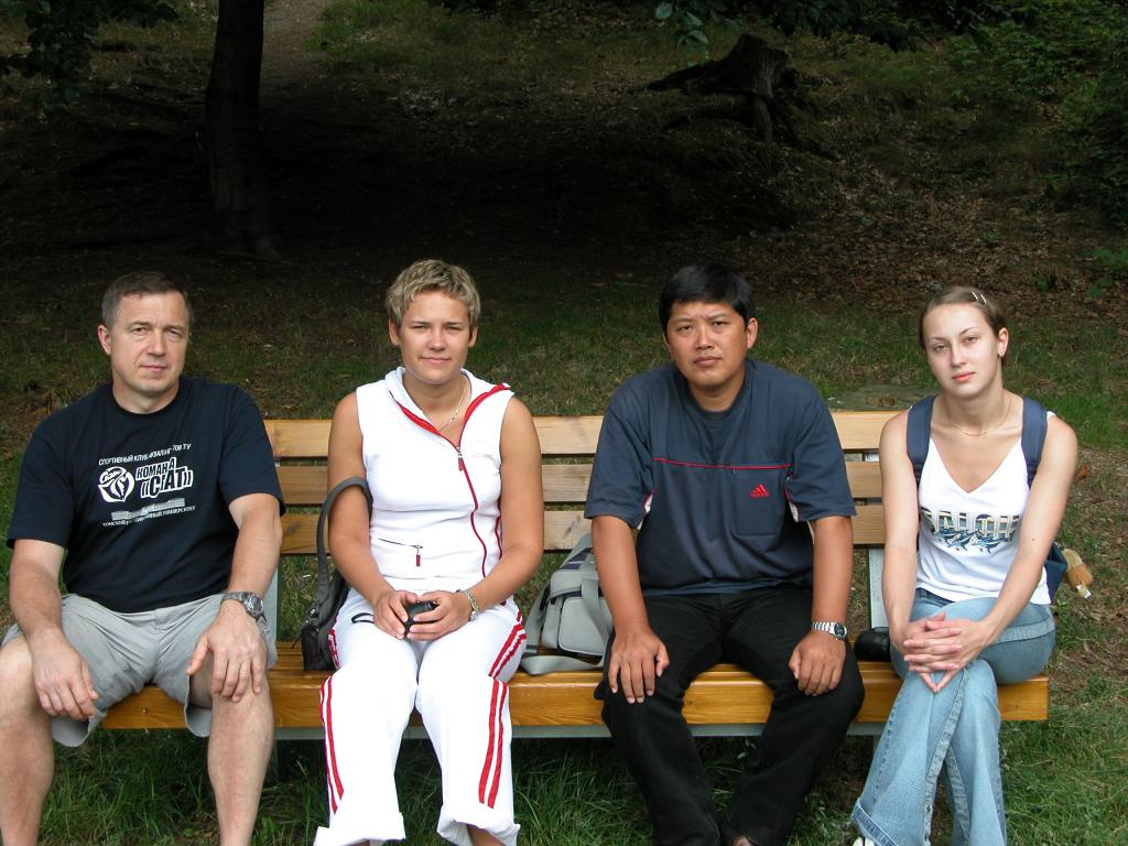 03-85  2003 г.  Е.Андронов, Ю.Чирикова, К.Югай (Врач СКАТа), С.Дедюх. Учебно-тренировочный сбор к чемпионату Европы. Либерец, Чехия..JPG