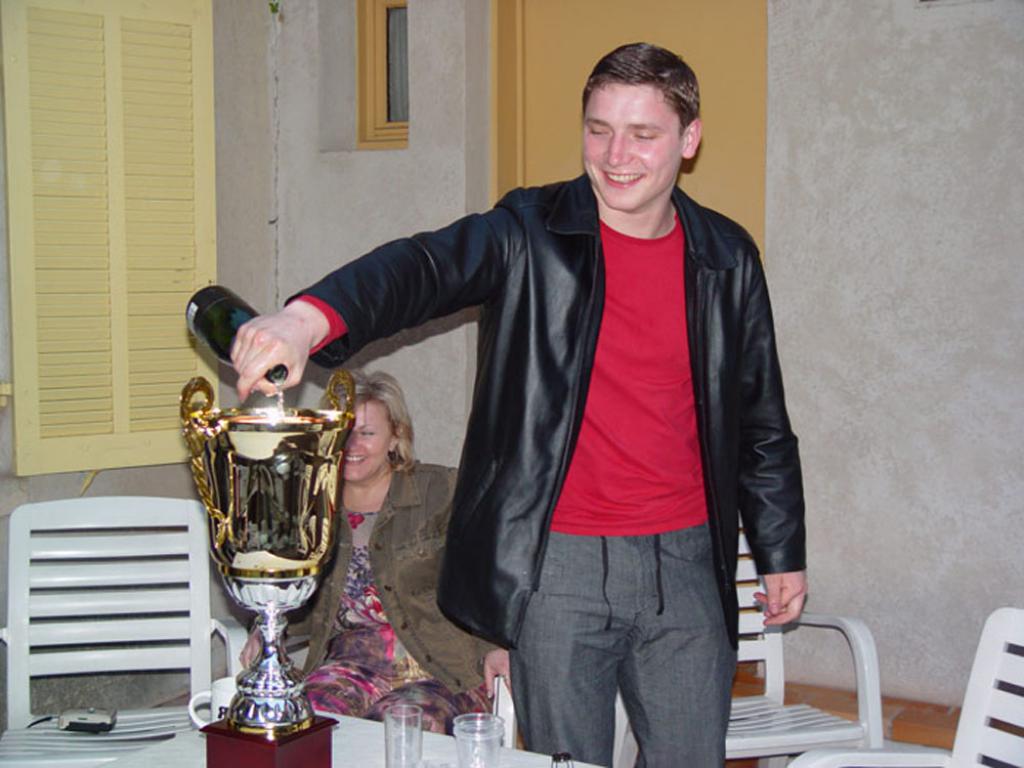 04-15  2004 г.  Е.Скорженко, Кубок  CMAS и шампанское. Х клубный чемпионат Европы (Кубок  CMAS). Экс-ан-Прованс, Франция.