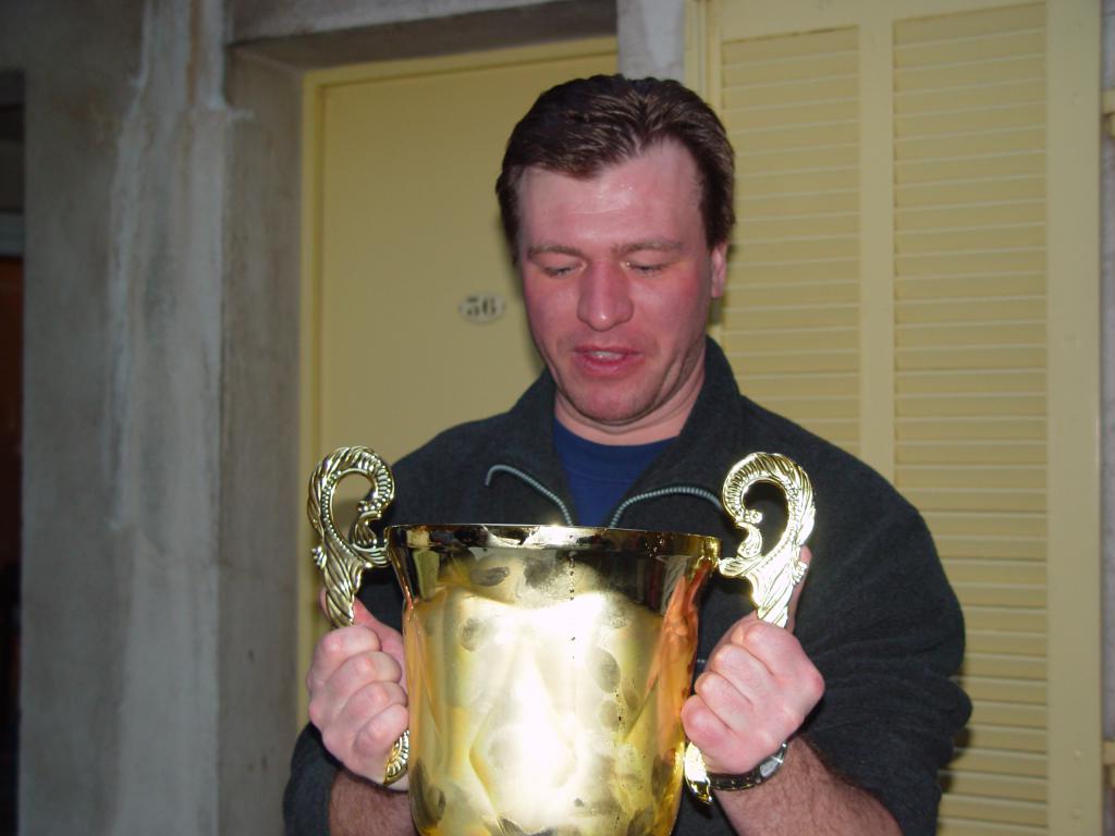 04-16  2004 г.  Тренер Р.Х.Мурсалимов, Кубок  CMAS и шампанское. Х клубный чемпионат Европы (Кубок  CMAS). Экс-ан-Прованс, Франция..JPG
