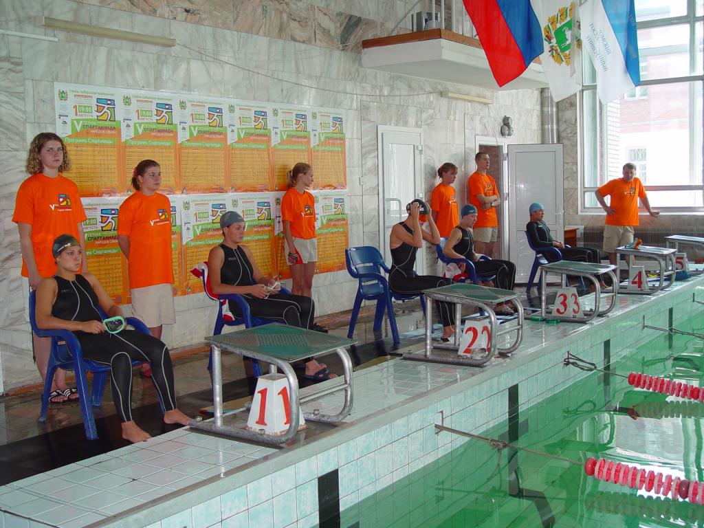 04-20  2004 г.  Идёт подготовка к женскому заплыву. V летняя спартакиада народов Сибири. Бассейн ТГУ, Томск..JPG
