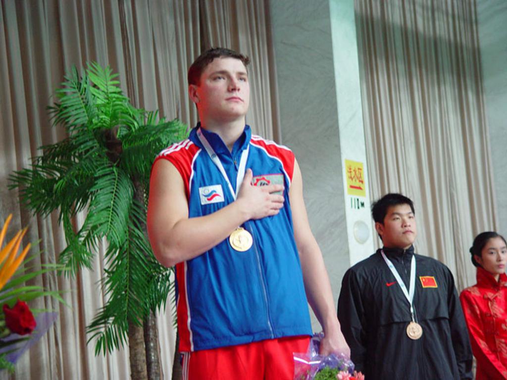 04-57  2004 г.  Чемпион мира Е.Скорженко на пьедестале. ХII чемпионат мира. Шанхай, Китай.