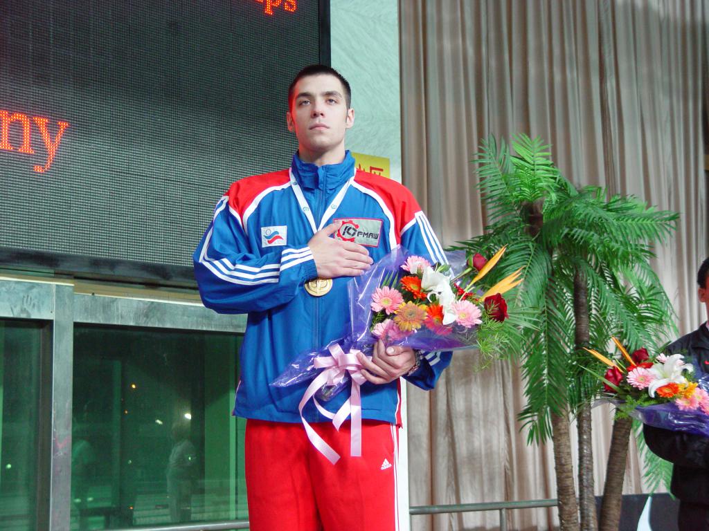 04-58  2004 г.  Чемпион мира С.Черевко на пьедестале. ХII чемпионат мира. Шанхай, Китай..JPG