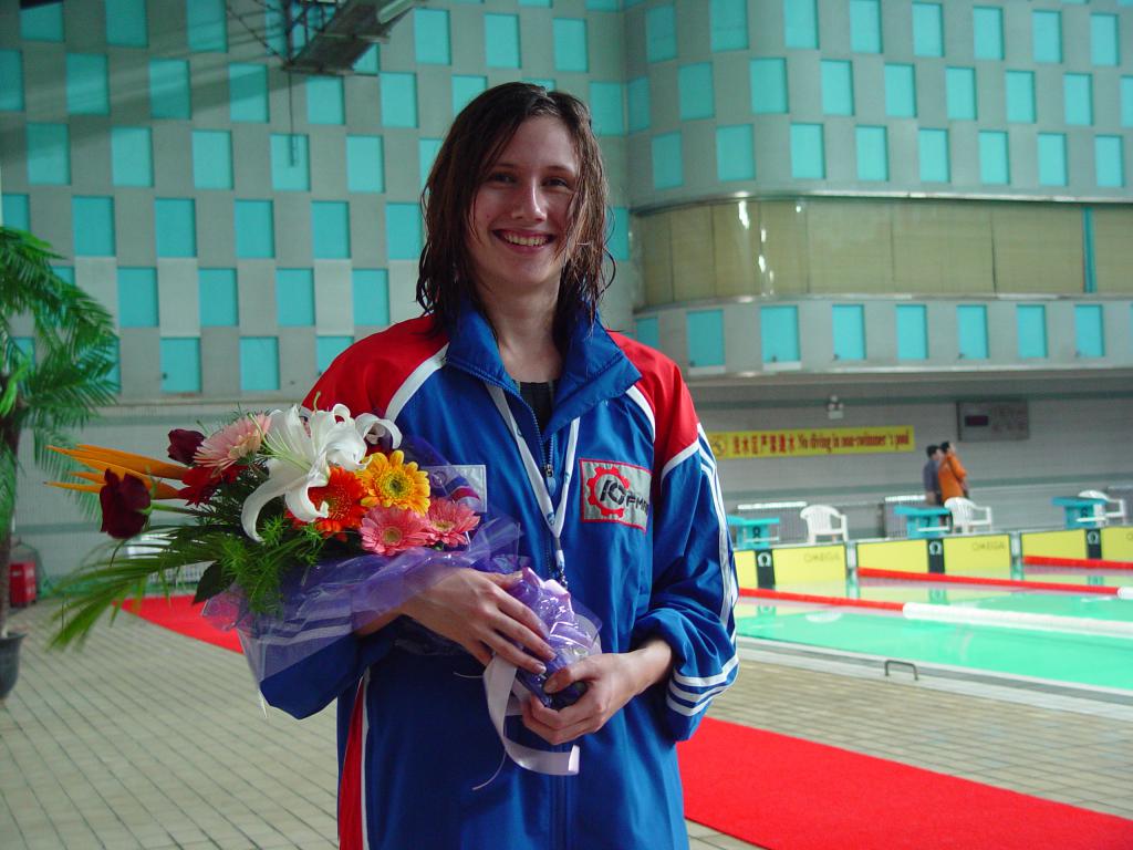 04-71  2004 г.  Серебряный призёр чемпионата мира С.Сорокина после награждения. ХII чемпионат мира. Шанхай, Китай..JPG