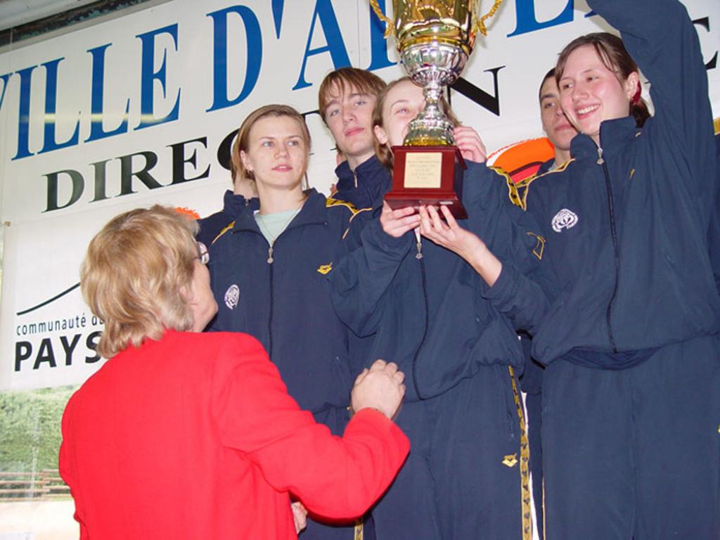 04-8    2004 г.  Команде СКАТ вручается Кубок  CMAS. Х клубный чемпионат Европы (Кубок  CMAS). Экс-ан-Прованс, Франция.