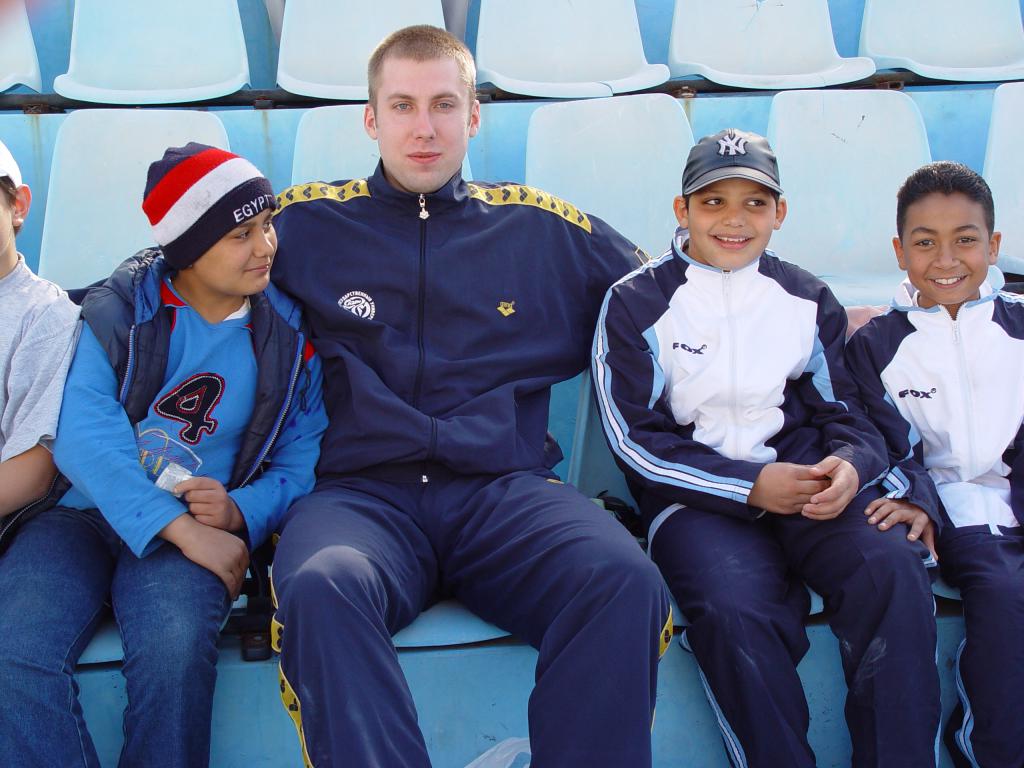 06-14  2006 г.  П.Кулаков с болельщиками. I этап Кубка мира. Александрия, Египет..JPG