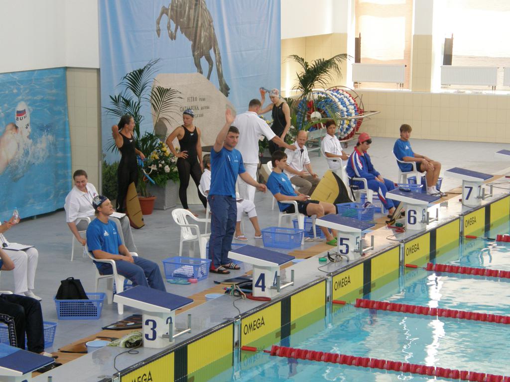 08-17  2008 г.  На 5 дорожке к старту готовится Е.Скорженко. Чемпионат России. С.Петербург..JPG
