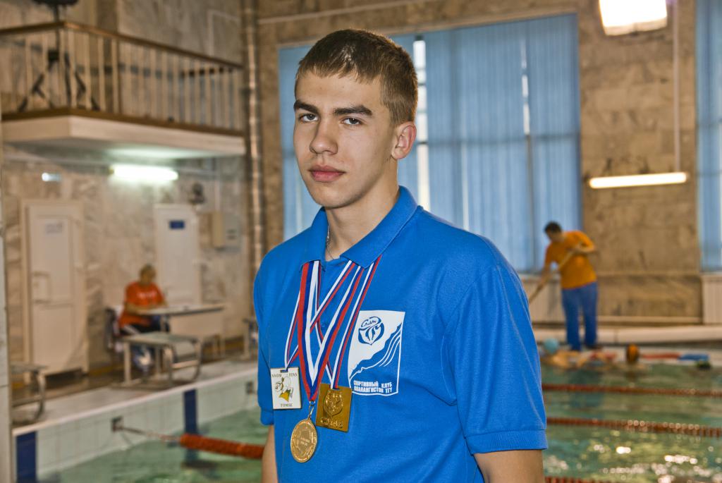 12-2    2012 г.  Д.Костенко в бассейне ТГУ.