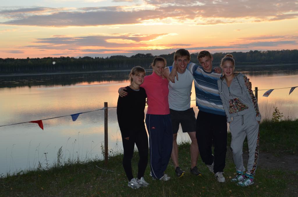 12-60  2012 г.  Ю.Веселова, А.Бер, И.Титов, В.Воеводин, П.Дронова. Спортлагерь ТГУ, Киреевск, ТО.