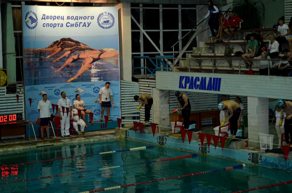 12-83  2012 г.  На первой дорожке старт принимает С.Доценко. Чемпионат России среди студентов. Красноярск.