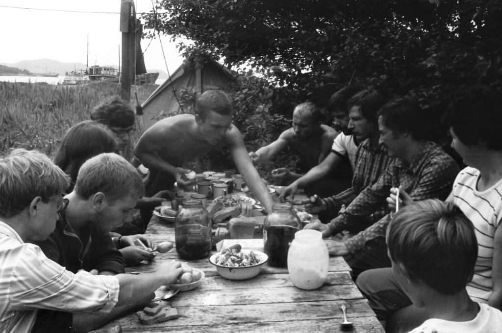 … В.Ерёменко, В.Шевелёв, И.Сучков, В.Лейцин. Обед. 